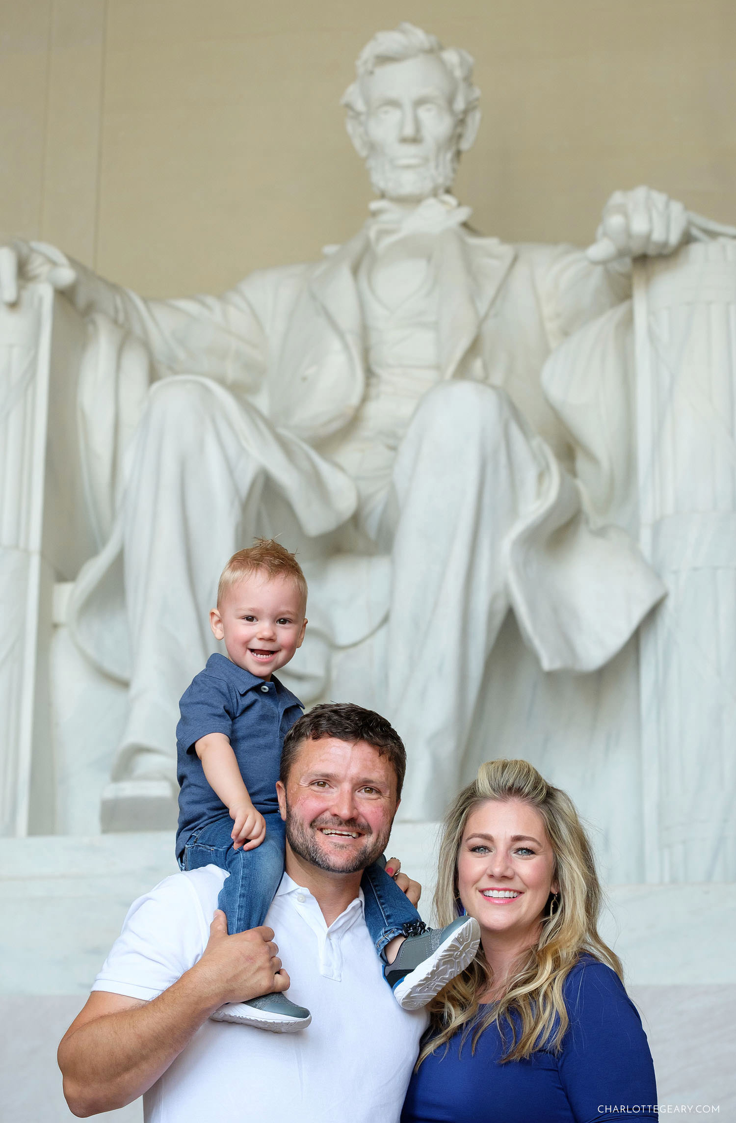 Family portrait at the Lincoln Memorial (Washington, D.C.)